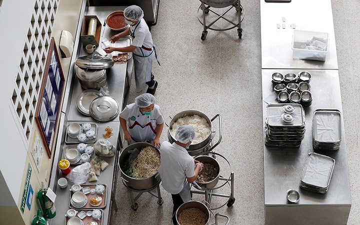 Nhà bếp tại bệnh viện ở Chiang Rai chuẩn bị đồ ăn cho các cầu thủ nhí. Ảnh: EPA