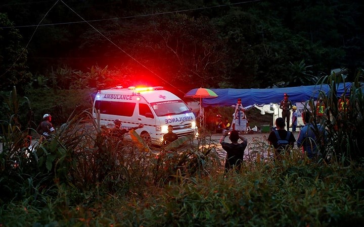 Lực lượng vòng ngoài của Thái Lan túc trực 24/24 để đảm bảo thông đường cho xe cấp cứu. Ảnh: Reuters