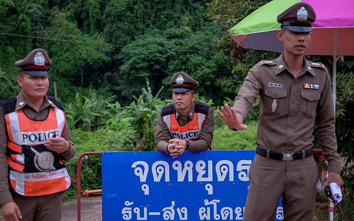 Cảnh sát Thái Lan phong tỏa tuyến đường gần lối vào hang Tham Luang. Ảnh: Getty
