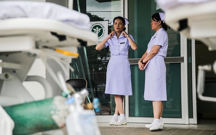 Các nhân viên y tế luôn túc trực tại bệnh viện ở Chiang Rai. Ảnh: Getty