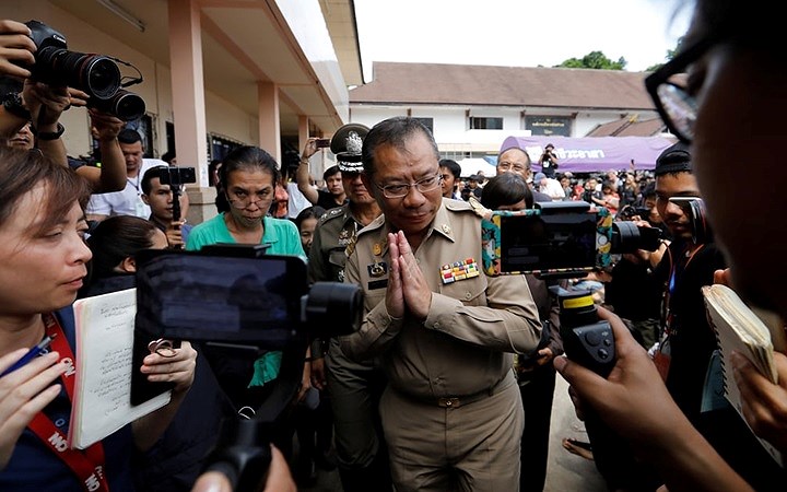 Chỉ huy chiến dịch cứu hộ, ông Narongsak Osatanakorn giữa vòng vây báo chí. Ảnh: Reuters