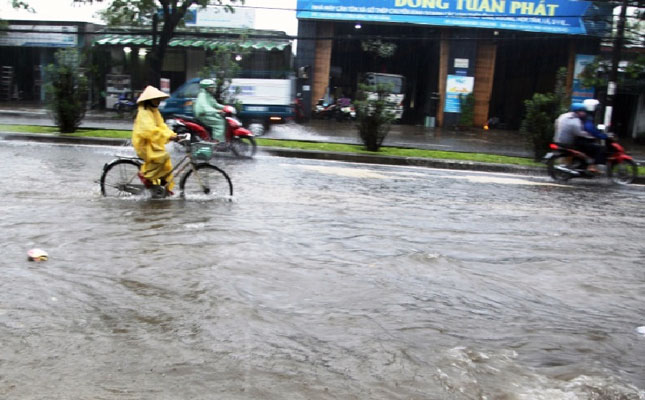 Đường Nguyễn Lương Bằng thường xuyên bị ngập sâu nhiều đoạn khi mưa lớn. 					Ảnh: HOÀNG HIỆP