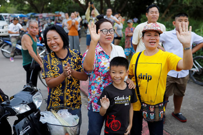 Niềm vui của người dân Thái Lan khi chiến dịch giải cứu thành công (ảnh trên).           Ảnh: Reuters