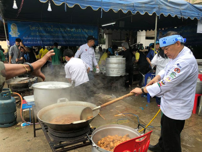 Hàng trăm tình nguyện viên trên khắp Thái Lan đã đến khu vực gần hang Tham Luang để nấu ăn, phục vụ công tác cứu hộ (ảnh bên).             Ảnh: CNN