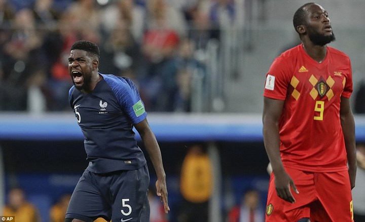 Samuel Umtiti ăn mừng phấn khích trái ngược với vẻ mặt buồn thiu của Romelu Lukaku.