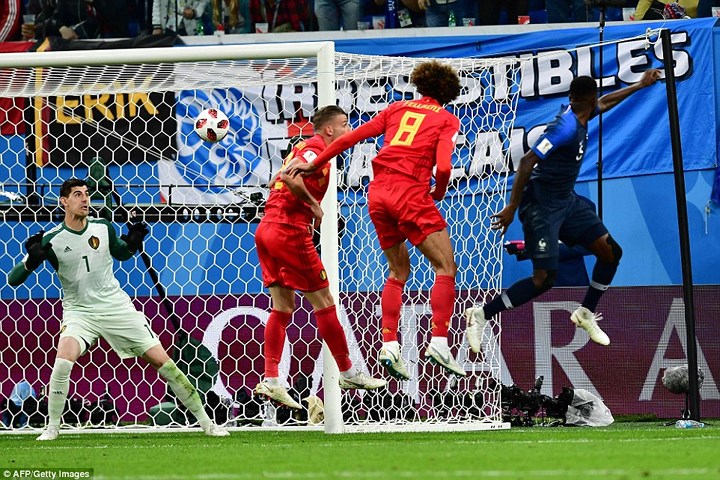  Thủ thành Thibaut Courtois bất lực trước tình huống đánh đấu quá nhanh của   Umtiti. 