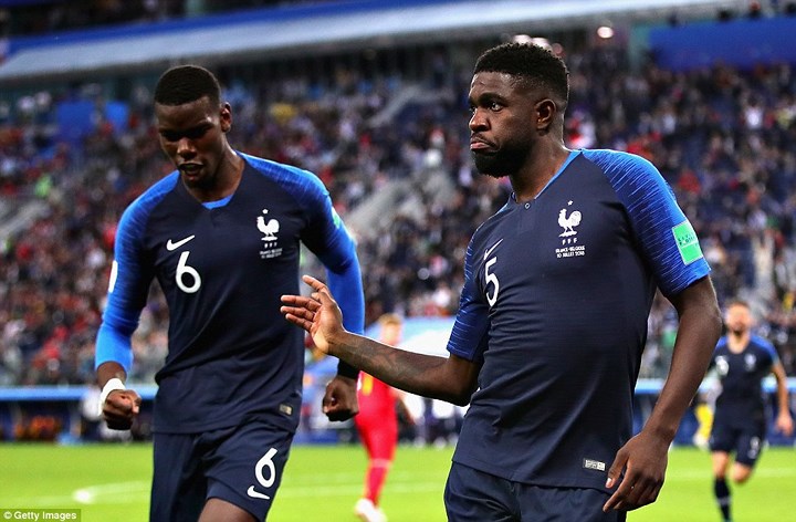 Pogba (trái) và Umtiti (phải) trình diễn một vài điệu nhảy.