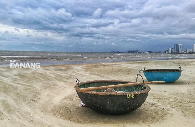 A thunderstorm approaching an empty beach