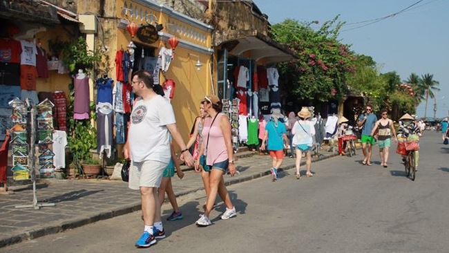 Foreign tourists in the ancient town of Hoi An