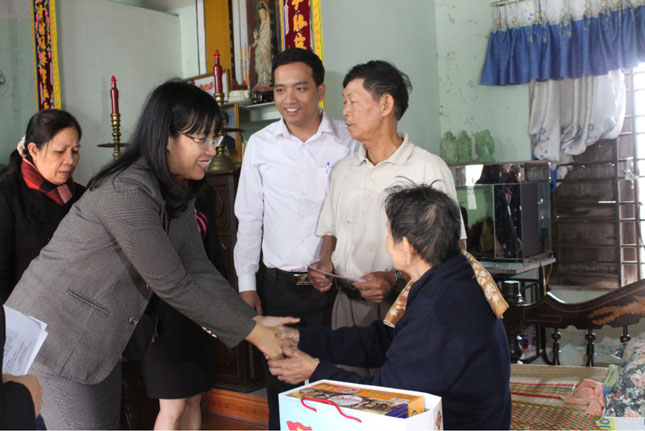 Representatives from the Ngu Hanh Son District authorities visiting and presenting gifts to heroic Vietnamese mothers in Khue My Ward 