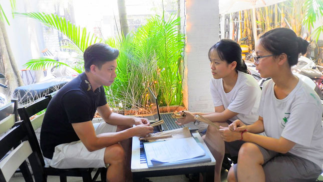 Members of ‘Green Hero’ Group persuading an owner of a local coffee shop to use bamboo straws