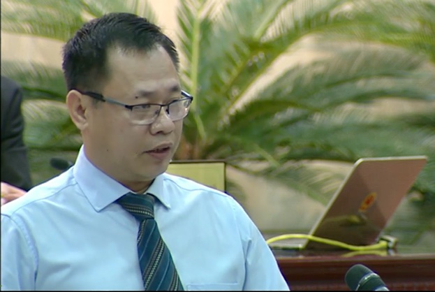 Giám đốc Sở Xây dựng Đà Nẵng, ông Vũ Quang Hùng trả lời các câu hỏi chất vấn