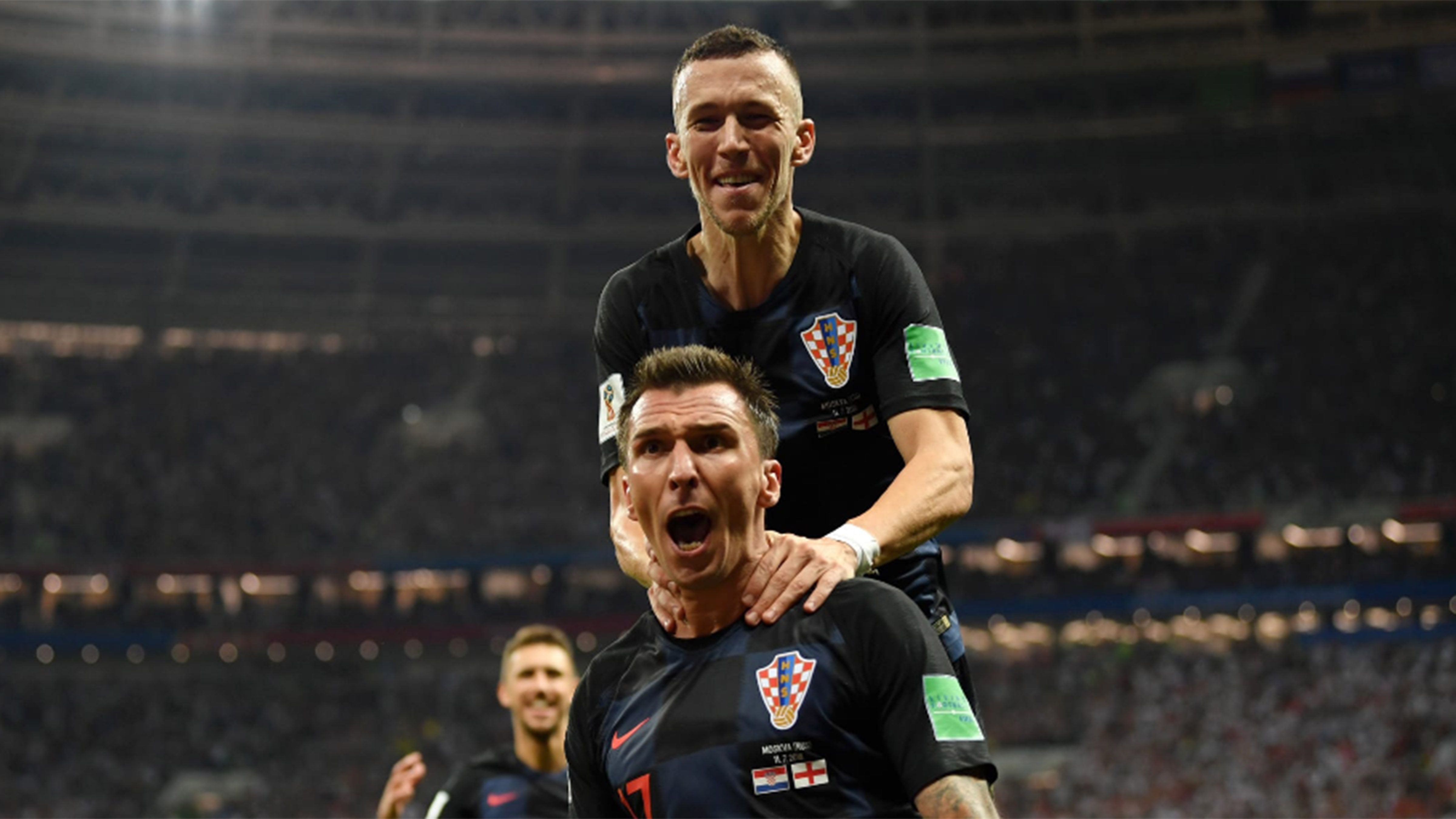 Perisic (sau) và Mandzukic (trước) là những “người hùng” của Crotia trong chiến thắng trước Tam Sư. Ảnh: FIFA