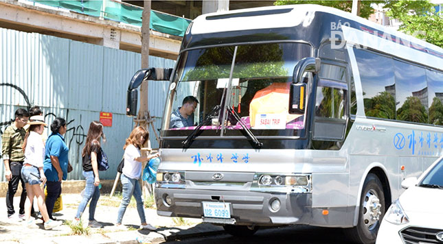 Xe chở khách du lịch mang biển số Lào hoạt động thường xuyên trên địa bàn thành phố. Ảnh: KHÁNH HÒA