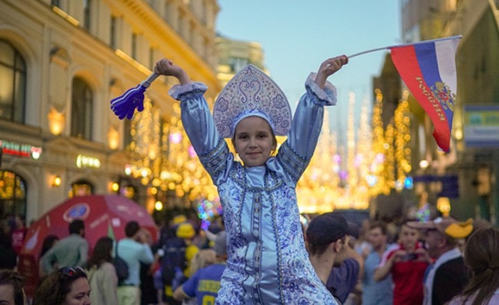 Cổ động viên nhí tuyển Nga trong trang phục truyền thống.