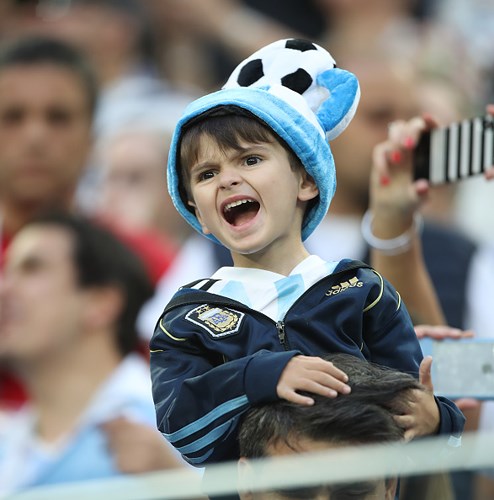 Cổ động viên nhí của ĐT Argentina cuồng nhiệt trên khán đài.