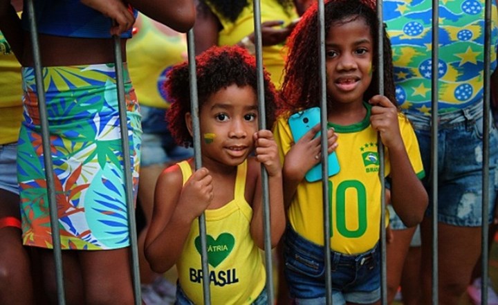 Hai cổ động viên nhí ĐT Brazil với mái tóc xoăn rất đặc trưng.