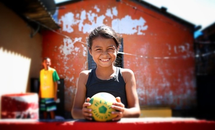 Nụ cười trong sáng của một nữ CĐV nhí ở Brazil.
