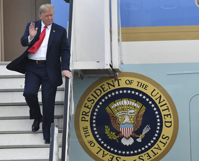 Tổng thống Mỹ Donald Trump đến Brussels (Bỉ) tham dự hội nghị thượng đỉnh NATO. Ảnh: AP