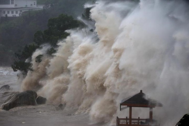 Những cơn sóng dữ dội ập vào bờ biển tỉnh Chiết Giang, Trung Quốc.  