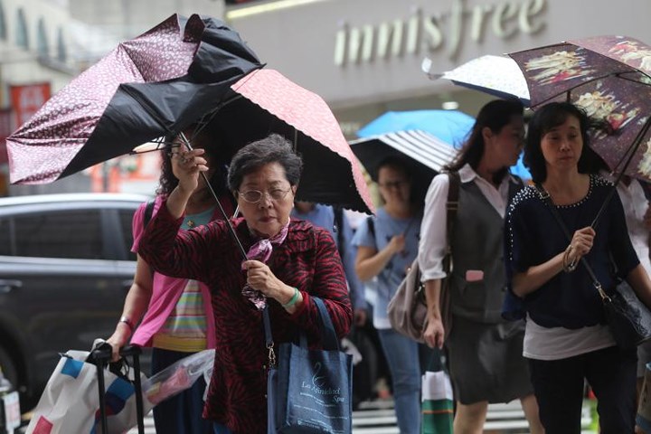 Hơn 2.000 người dân Đài Loan, Trung Quốc phải sơ tán để tránh bão Maria. Trong khi đó, hàng trăm chuyến bay đã bị hủy.