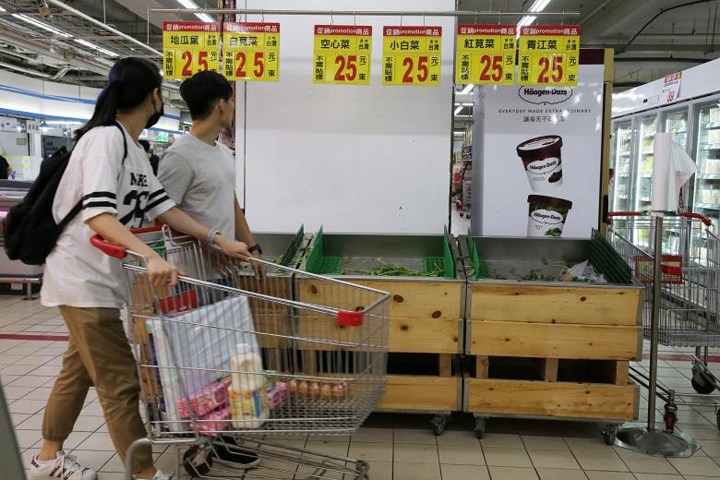 Các quầy hàng trống trơn tại siêu thị khi người dân đổ xô mua đồ tích trữ.