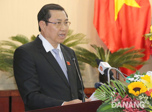 Chủ tịch UBND thành phố Huỳnh Đức Thơ phát biểu giải trình các nội dung chất vấn tại kỳ họp. 					       Ảnh: TRÂM ANH