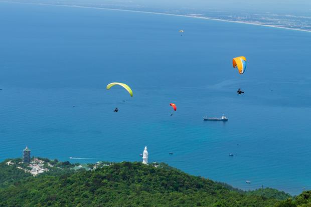 ‘Bay Tren Tien Sa’ (Flying over Tien Sa) by Le Duc Nha