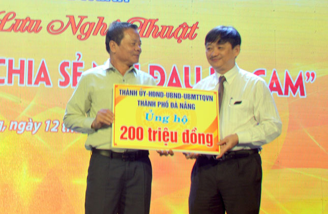 Vice Chairman Dung (right) presenting 200 million VND to AO victims