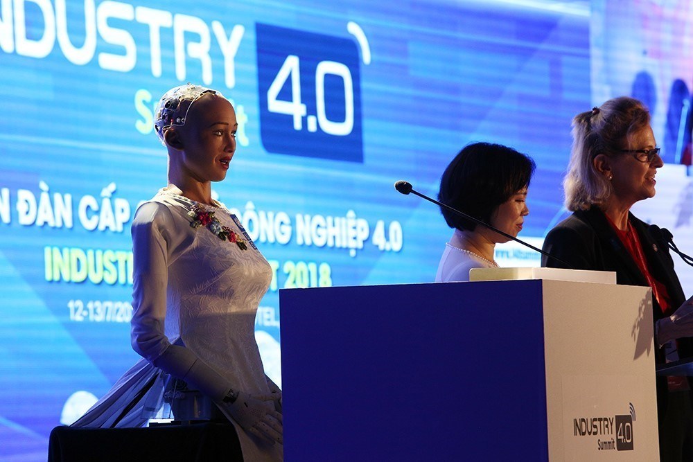 She answers the audience's questions on sustainable development and the potential of applying artificial intelligence in production (Source: VNA)