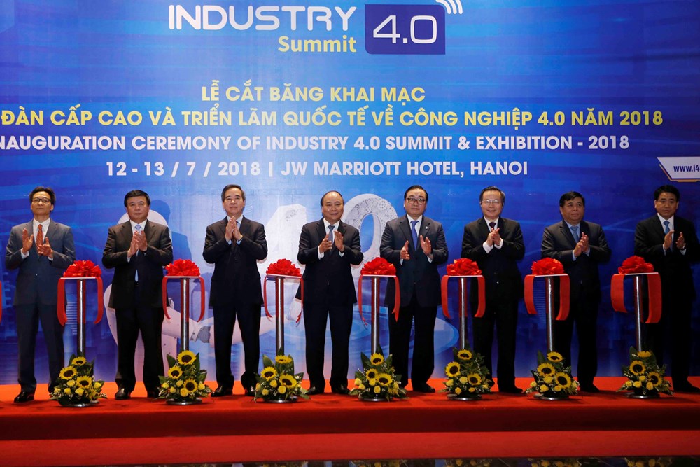 Prime Minister Nguyen Xuan Phuc (fourth from left) and other leaders cut ribbon to open Industry 4.0 Summit and Exhibition 2018 on July 13 (Source: VNA)