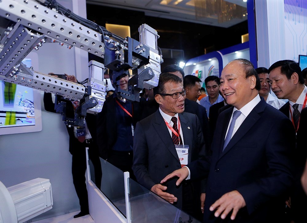 7 / 8 Prime Minister Nguyen Xuan Phuc visits the Industry 4.0 Exhibition 2018 (Source: VNA)