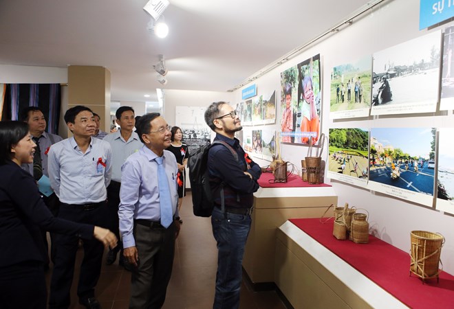 Visitors to the exhibition at at the Da Nang Fine Arts Museum 
