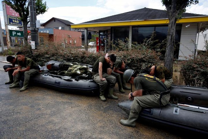 Giây phút nghỉ ngơi của lực lượng cứu hộ Nhật Bản. Ảnh: AFP/Getty