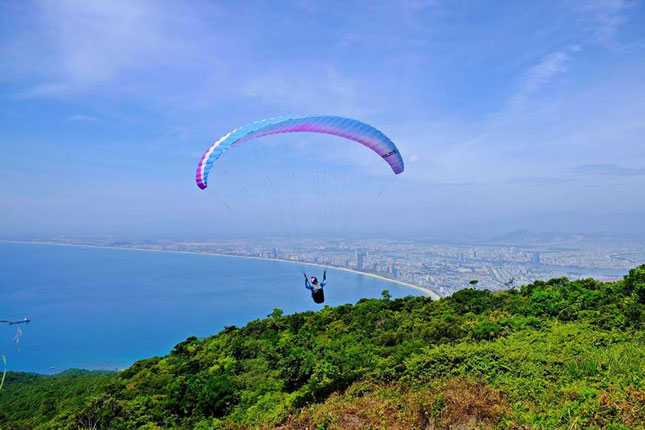 Dù lượn bay trên khu vực bán đảo Sơn Trà.  Ảnh: Danang Paragliding