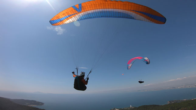 Dù lượn bay trên khu vực bán đảo Sơn Trà. Ảnh: Danang Paragliding