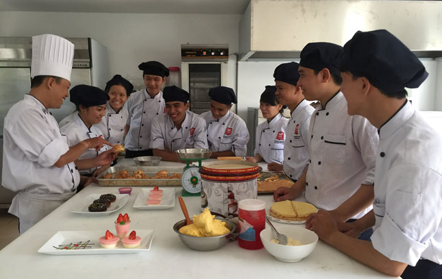 Với mạng lưới 64 trường cao đẳng, trung cấp trên địa bàn, học sinh có nhiều sự lựa chọn ngành nghề phù hợp. TRONG ẢNH: Học viên Trường Cao đẳng Nghề Việt - Úc thực hành nghề bếp.Ảnh: PHƯƠNG TRÀ