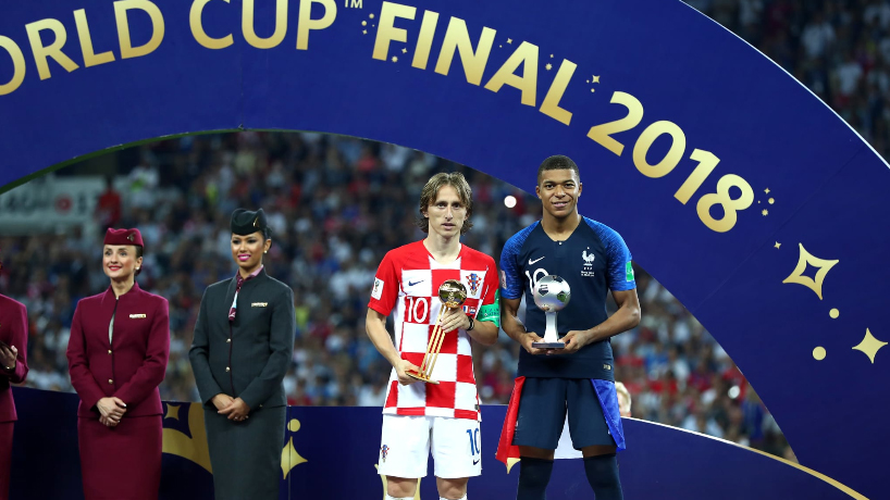 Không giành World Cup nhưng Modric (trái) vẫn xứng đáng với danh hiệu “Quả bóng Vàng World Cup”; bên cạnh, Mbappe (phải) cũng được tưởng thưởng khi được tặng giải thưởng “Cầu thủ trẻ xuất sắc nhất”. Ảnh: FIFA