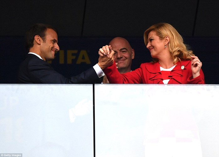 Cái bắt tay của tổng thống Pháp- ông Emmanuel Macron và tổng thống Croatia- bà Kolinda Grabar-Kitarović trên khán đài của sân Luzhniki. 