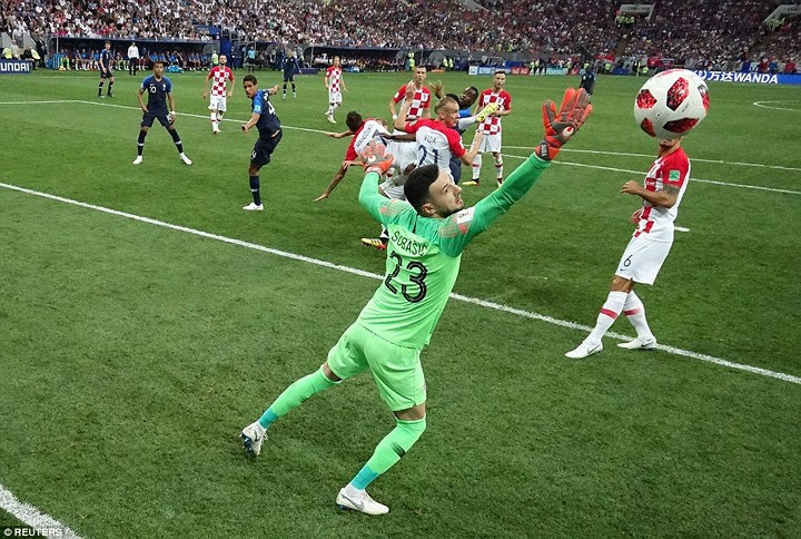 Hình ảnh pha phản lưới nhà của Mandzukic khiến thủ thành của Croatia- Subasic bất lực nhìn bóng bay vào lưới.