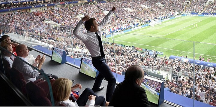 Tổng thống Pháp- ông Emmanuel Macron phấn khích sau khi Gà Trống có bàn tỷ số vươn lên dẫn trước.