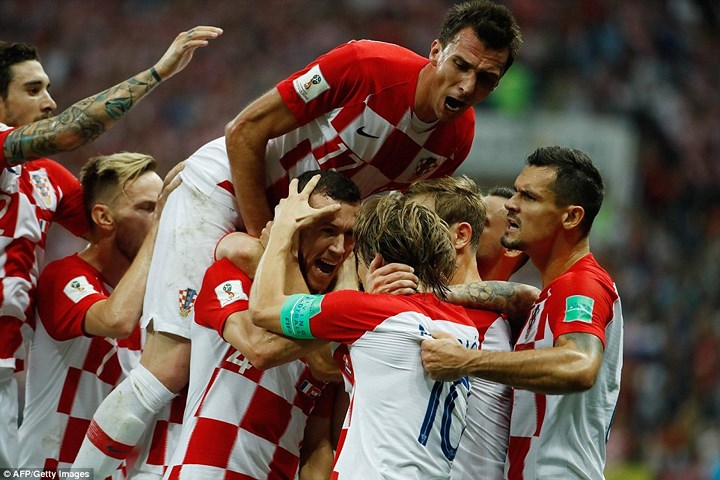 Pha ăn mừng của các cầu thủ Croatia sau khi Ivan Perisic đưa trận đấu về vạch xuất phát.