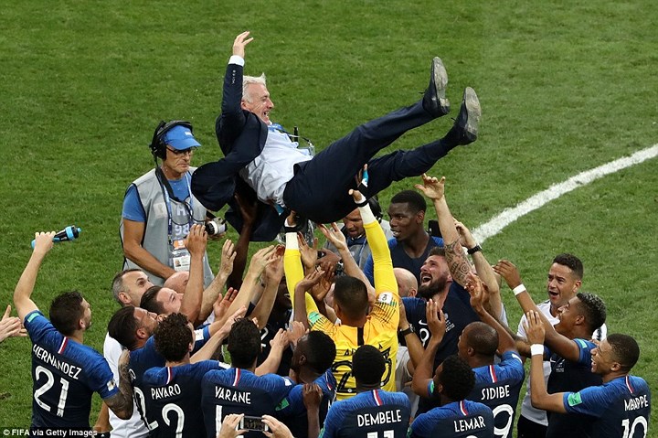 Khoảnh khắc các cầu thủ Pháp tung hô HLV Didier Deschamps, người có công lớn trong chức vô địch World Cup lần thứ 2 của Gà Trống.