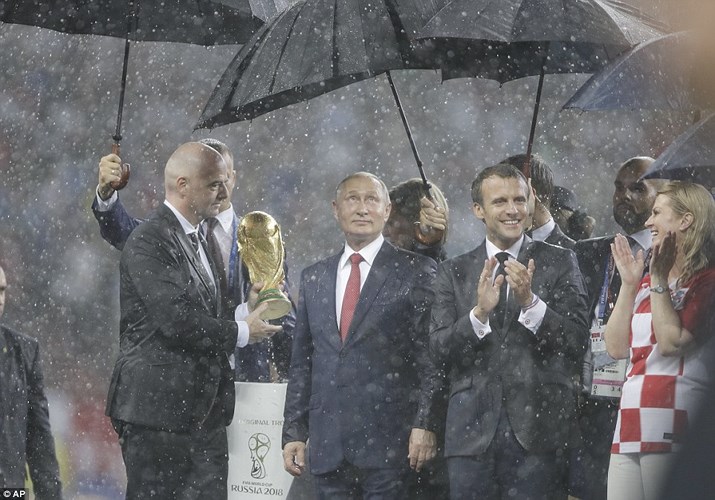 Chủ tịch FIFA- Gianni Infantino, Tổng thống Nga- ông Vladimir Putin, Tổng thống Pháp- ông Emmanuel Macron và tổng thống Croatia- bà Kolinda Grabar-Kitarović đều có mặt trên bục của lễ trao cúp vô địch cho ĐT Pháp. 