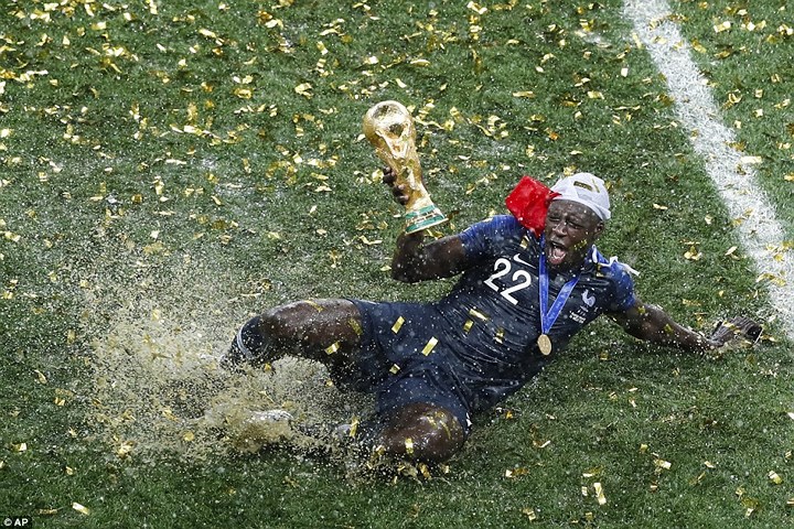 Benjamin Mendy có pha ăn mừng dưới mưa cùng với chiếc cúp vô địch World Cup.