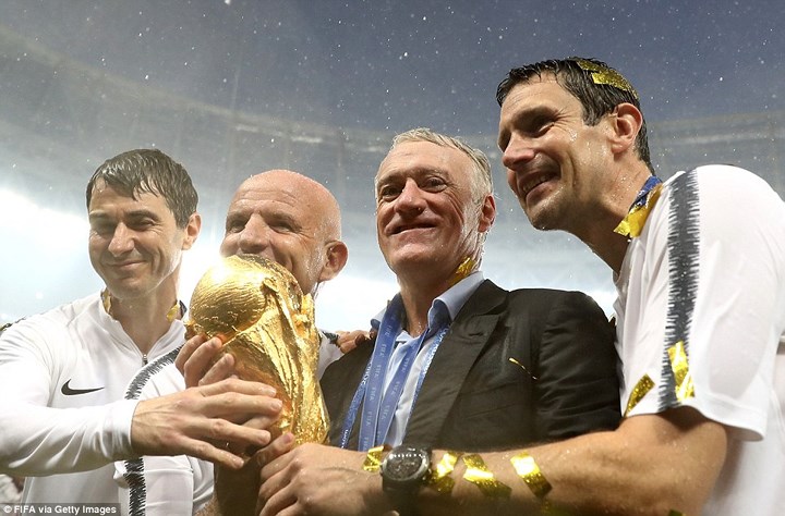 Ban lãnh đạo ĐT Pháp chụp ảnh bên chiếc cúp vô địch World Cup.