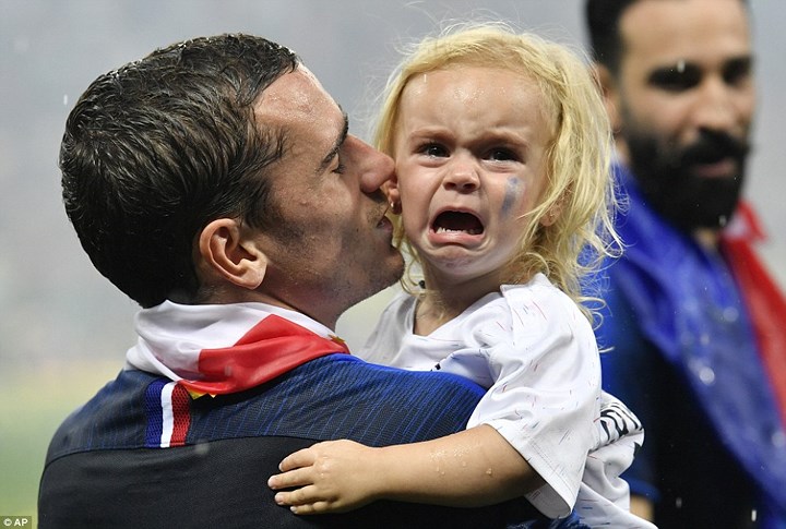 Antoine Griezmann cố gắng dỗ dành Mia khi cô bị giật mình trước màn ăn mừng của World Cup 2018.