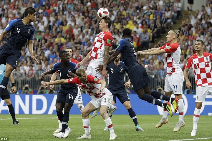 Dù bị Croatia lấn lướt về thế trận nhưng Pháp mới là đội bóng có bàn thắng vươn lên dẫn trước, sau pha phản lưới nhà của Mandzukic. 
