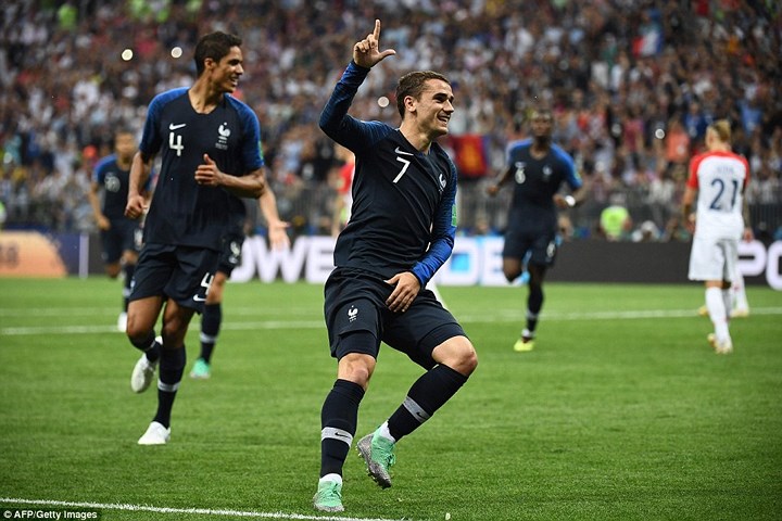 Rồi lần lượt là bàn thắng trên chấm 11m của Antoine Griezmann...