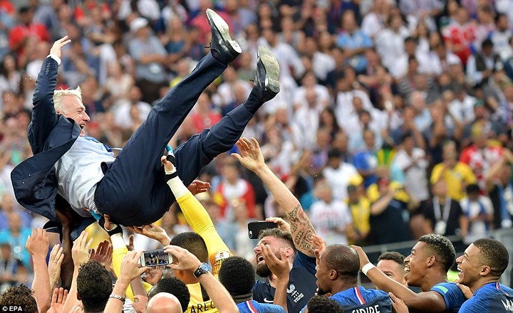 HLV Didier Deschamps là người có công lớn khi giúp ĐT Pháp đăng quang tại World Cup năm nay. Với việc giành World Cup 2018, chiến lược gia người Pháp này chính thức trở thành người thứ 3 gi
